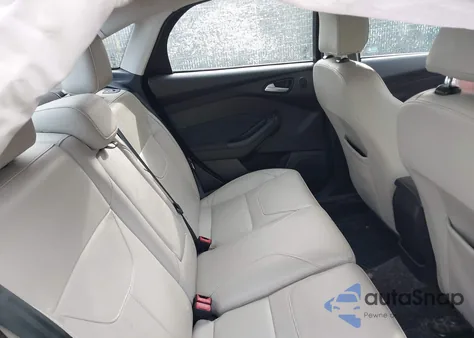 2017 Ford Focus Titanium z USA, uszkodzony, nr VIN 1FADP3J2XHL264244